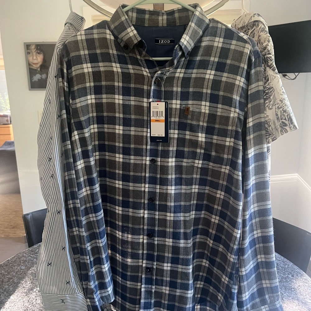 Izod Men’s blue flannel soft touch button down shirt size small